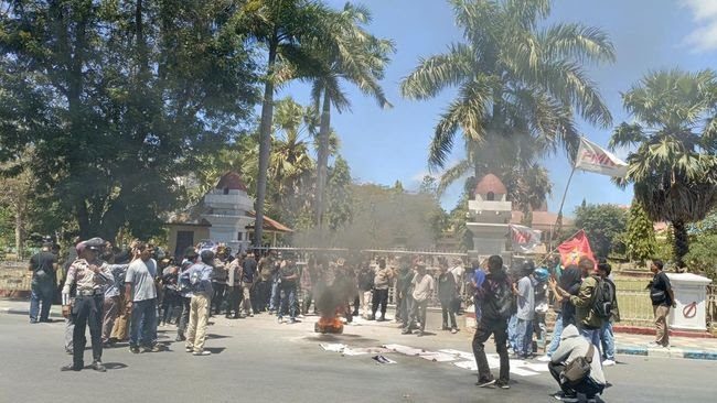 mahasiswa-berdemonstrasi-dengan-membakar-ban-guna-menolak-kenaikan-tunjangan-dprd-ntt-selasa-992025-simon-sellydetikbali-1757399261249_169