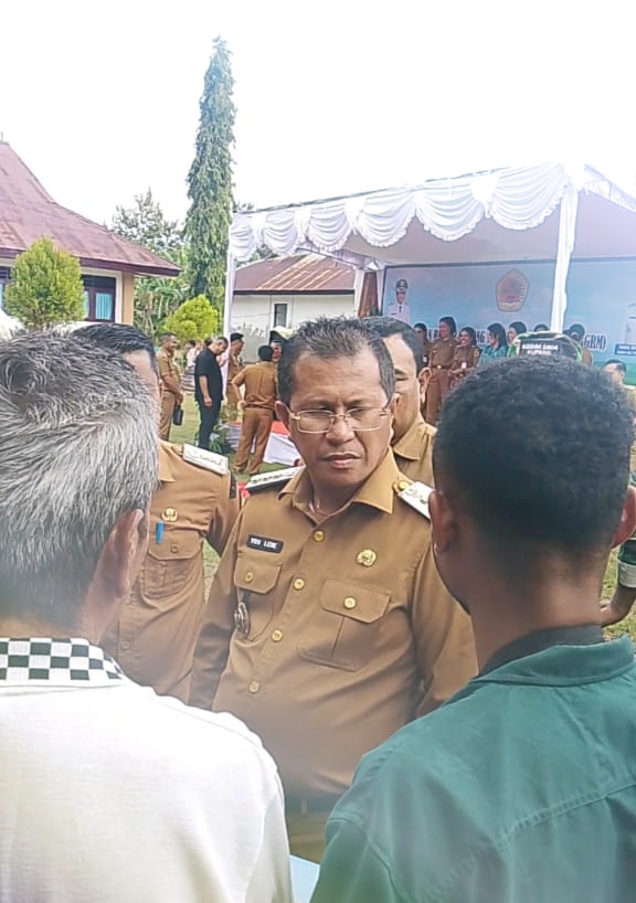 Warga Desa Poto saat bertemu dengan Bupati kabupaten Kupang di Kantor Kecamatan Fateleu Barat.