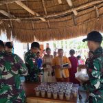 Jemaat GMIT Oepoli menerima bubur kacang selepas kebaktian pada Minggu (28/06/2026) pagi.