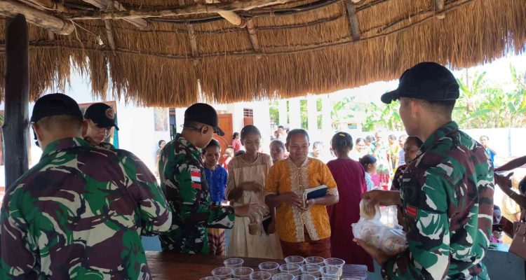 Jemaat GMIT Oepoli menerima bubur kacang selepas kebaktian pada Minggu (28/06/2026) pagi.