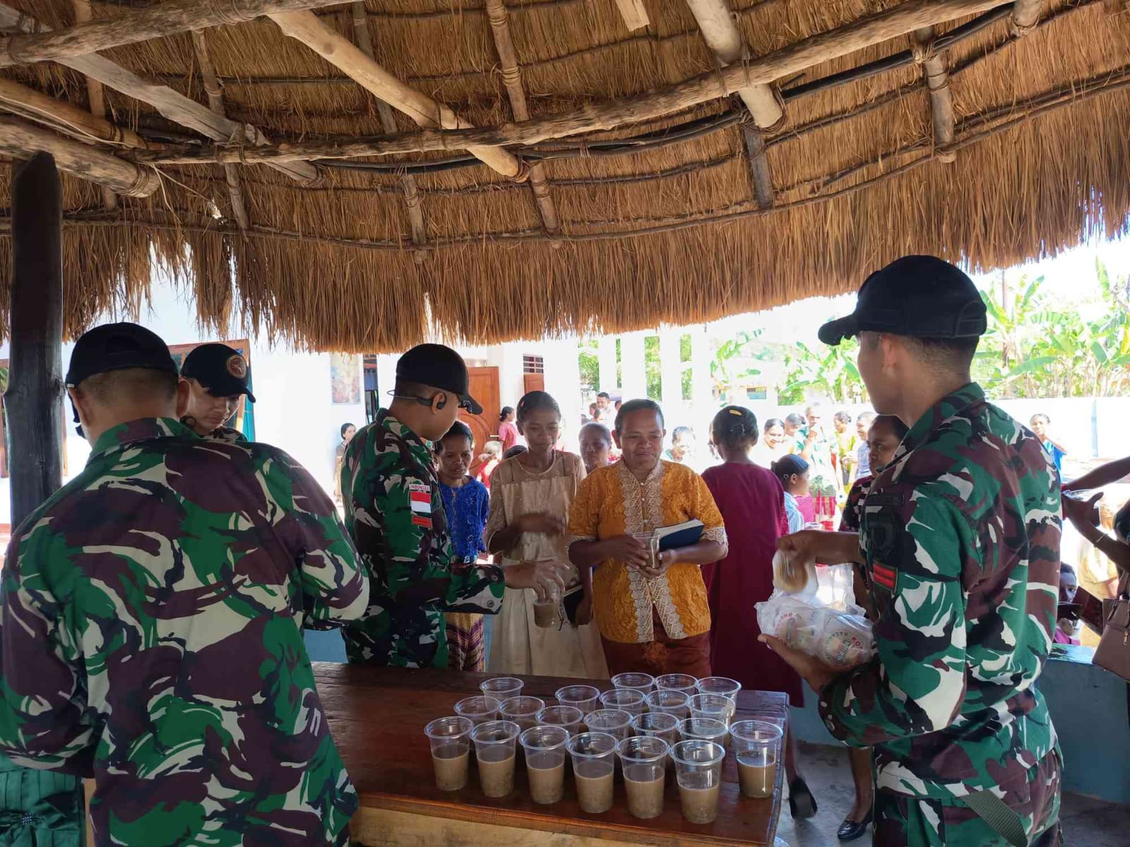 Jemaat GMIT Oepoli menerima bubur kacang selepas kebaktian pada Minggu (28/06/2026) pagi.