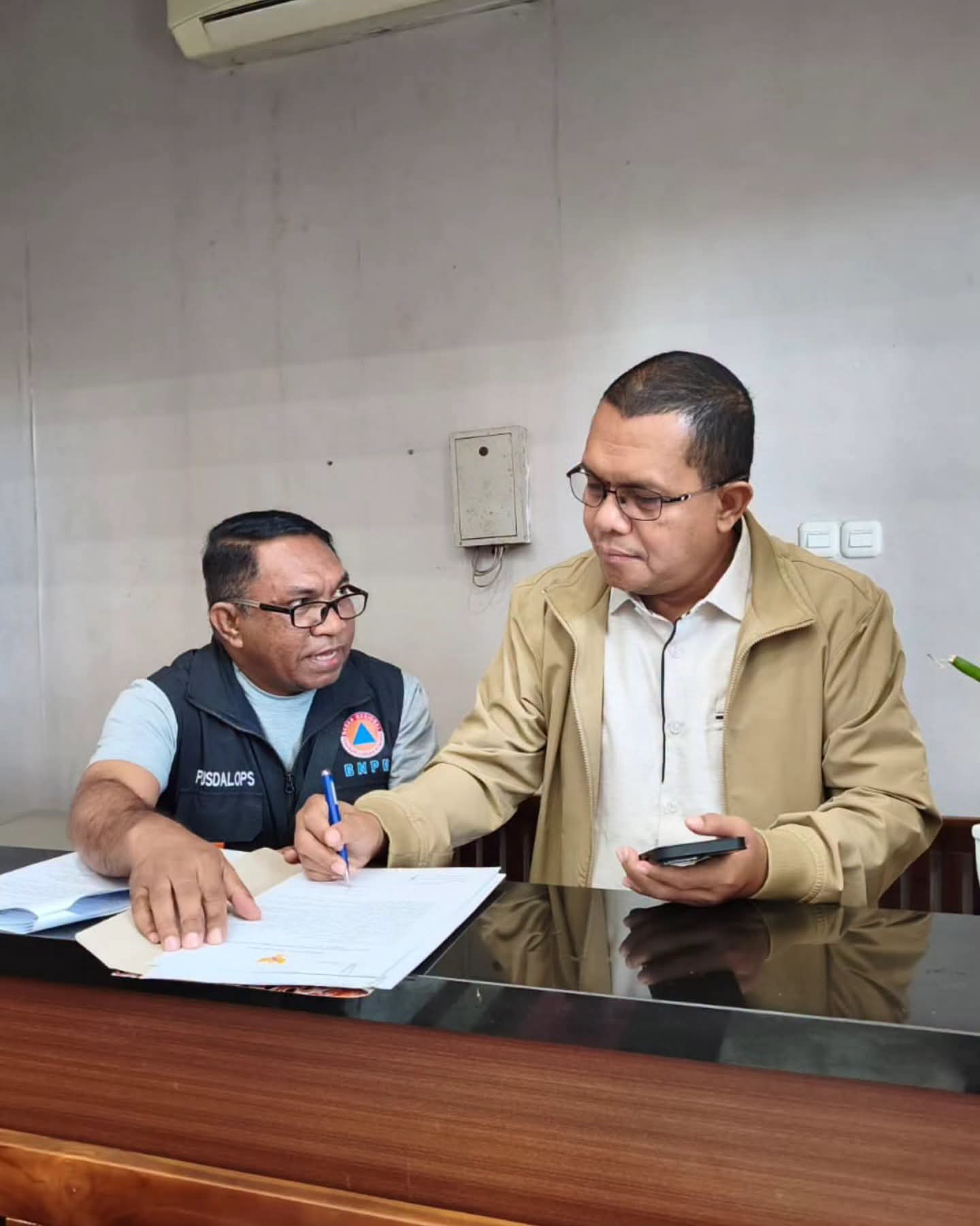 Gubernur NTT saat tandatangan Surat Keputusan Gubernur NTT tentang status tanggap darurat bencana gempa bumi.