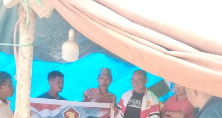 IMG-20260819-WA0051_1 Anggota DPRD Provinsi dari Fraksi Gerindra, Bonifasius Burhanus saat memberikan bantuan kepada masyarakat.