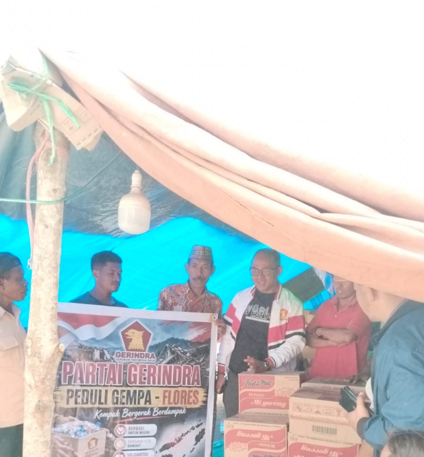 IMG-20260819-WA0051_1 Anggota DPRD Provinsi dari Fraksi Gerindra, Bonifasius Burhanus saat memberikan bantuan kepada masyarakat.